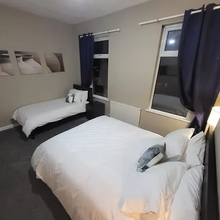 4 Bedrooms, 8 Min To Manchester City!-3